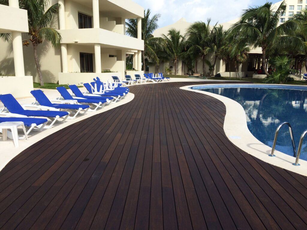 La terrasse MOSO Bamboo X-treme installée autour de la piscine de l'hôtel Iberostar Gran Paraiso