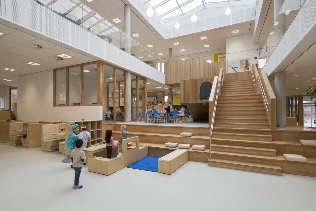Bambus-Treppen und Möbel in Schule "IKC De Toverberg"
