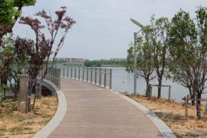 Bamboe vlonderplanken in Paojiang Yangjinghu Park in China