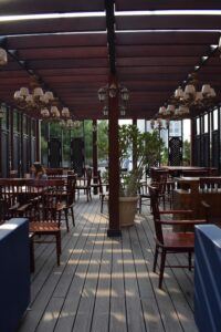La terrasse en bambou MOSO Bamboo X-treme est installé dans un café au centre ville de Dubai