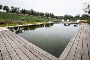 Les terrasses Bamboo X-treme® pour un aspect naturel autour de la piscine.